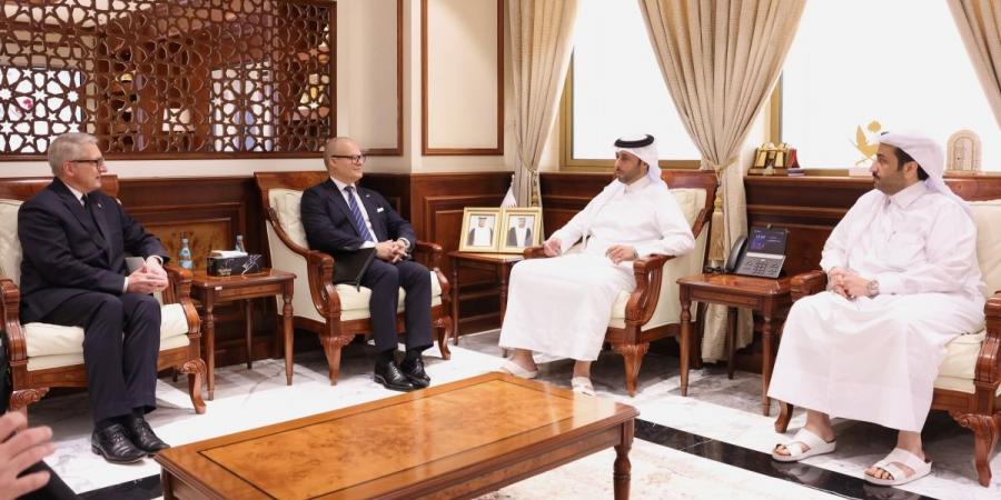 وزير البلدية يبحث التعاون في الزراعة والأمن الغذائي مع مسؤول فنلندي