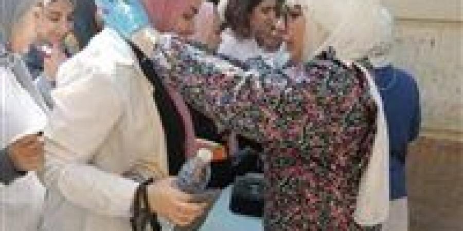 «بعد
      الجدل
      داخل
      اللجان»..ضوابط
      جديدة
      لاستخدام
      السماعات
      الطبية
      لطلاب
      الثانوية
      العامة