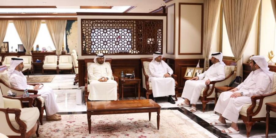  وزير البلدية يجتمع مع السفير الكويتي
