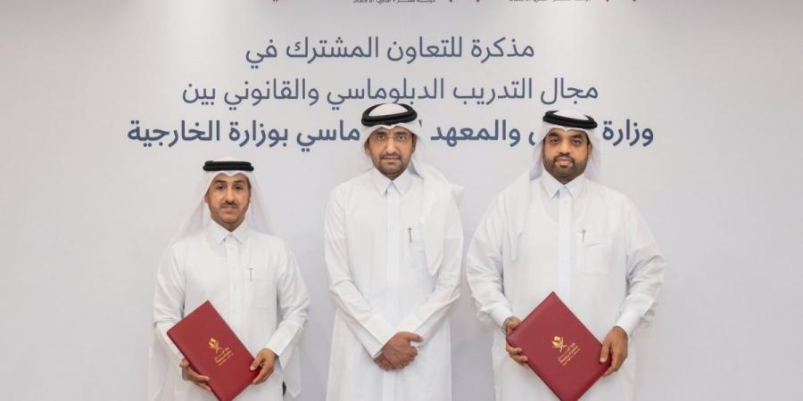 وزارة العدل والمعهد الدبلوماسي يوقعان مذكرة تفاهم لتعزيز التعاون في مجالات التدريب والبحوث والدراسات