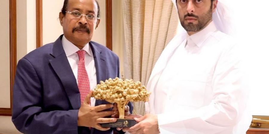 وزير البلدية يجتمع مع السفير الإريتري