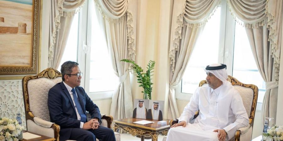 وزير الدولة للشؤون الداخلية يستقبل السفير الإندونيسي
