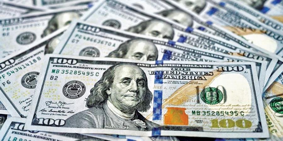 الدولار يتراجع والين ينخفض إلى أدنى مستوى في 40 عاماً