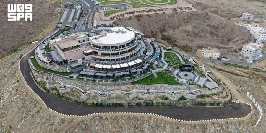 عسير توسع فرص الاستثمار السياحي بـ44 موقعا موسميا