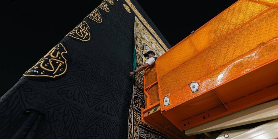 «هيئة العناية بالحرمين» ترفع ستارة باب الكعبة استعدادا لغسلها