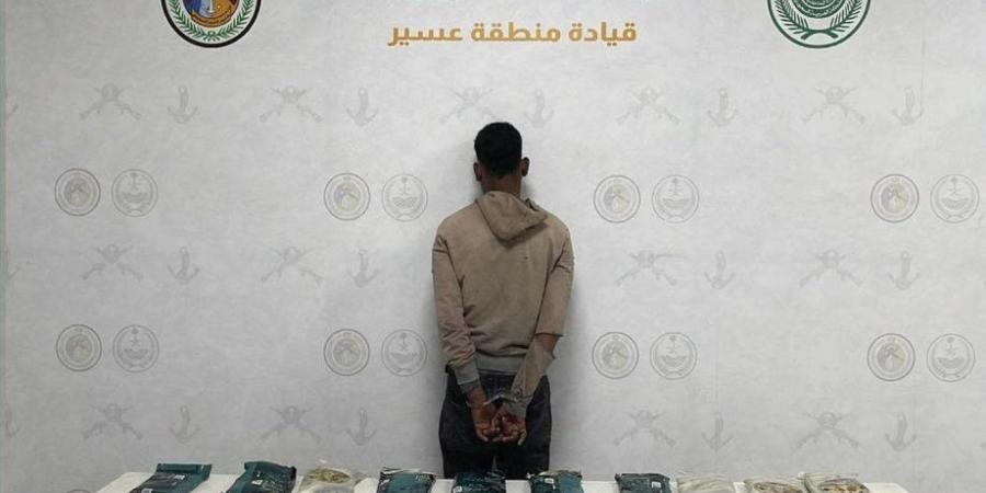 حرس
      الحدود
      يحبط
      تهريب
      43
      كيلوجرامًا
      من
      الحشيش
      ويقبض
      على
      مهرب
      في
      عسير