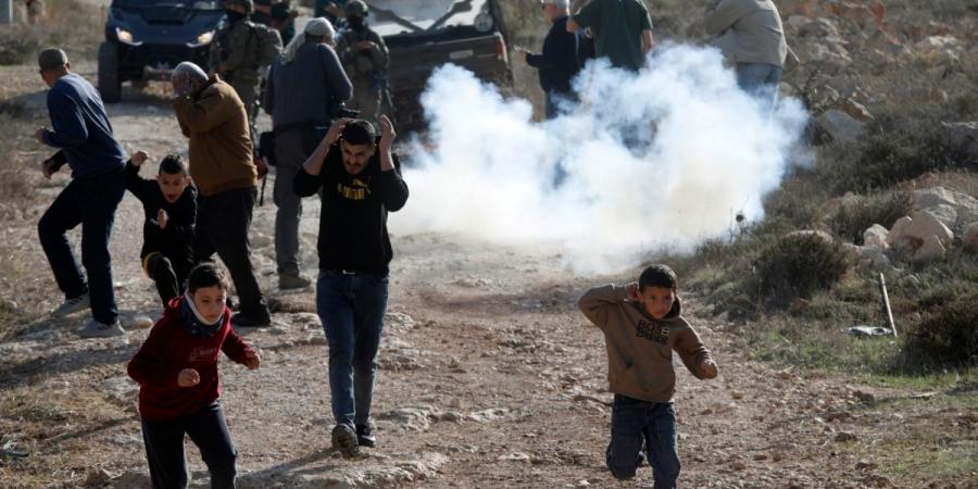 إصابة عدد من الفلسطينيين جراء اعتداءات لقوات الاحتلال والمستوطنين بالضفة الغربية