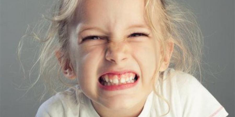 أسباب صرير الأسنان عند الأطفال وطرق التعامل معها