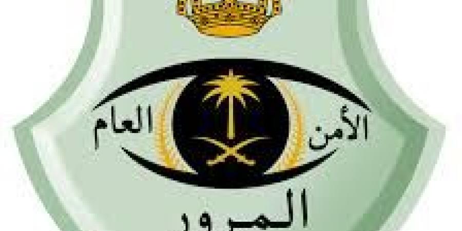 المرور: اصطدام مركبة بواجهة مبنى تجاري في جدة دون تسجيل إصابات