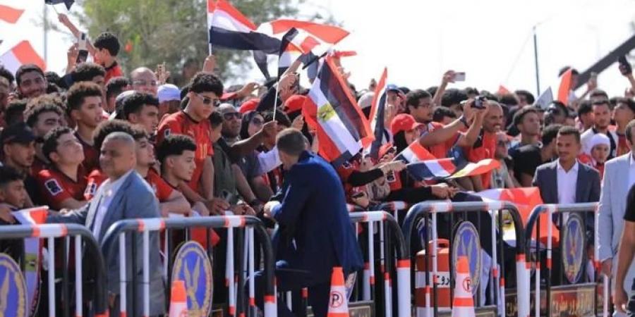 استقبال
      جماهيري
      لمنتخب
      مصر
      بعد
      إنجاز
      كأس
      العالم..
      "رجالة
      الفراعنة
      شرفونا"