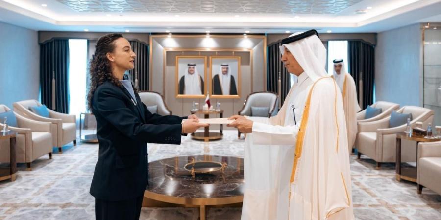 وزير الدولة للشؤون الخارجية يتسلم نسخة من أوراق اعتماد سفيرة ألبانيا