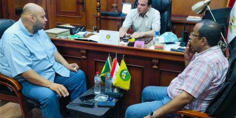 رئيس مركز ميت غمر يمهل شركة المياه يومين لإنهاء شكاوى ضعف الخدمة وتغير اللون