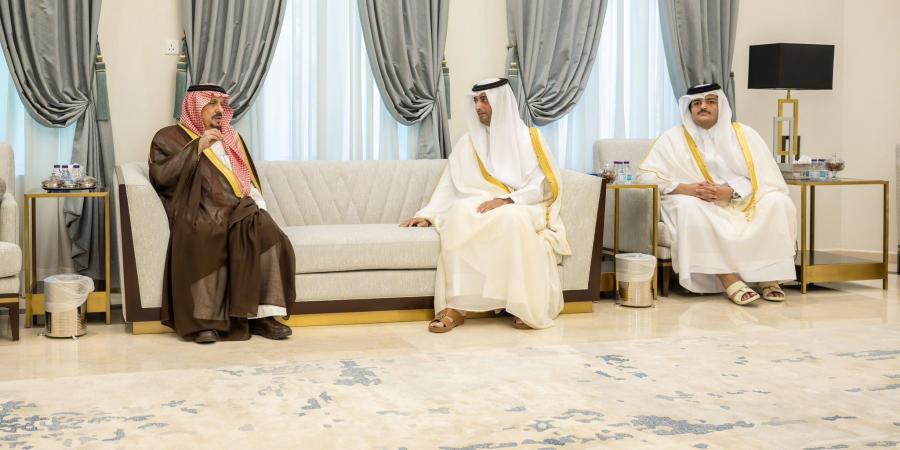 أمير منطقة الرياض يعزي في وفاة الشيخ حمد بن خليفة آل ثاني خلال زيارته سفارة قطر