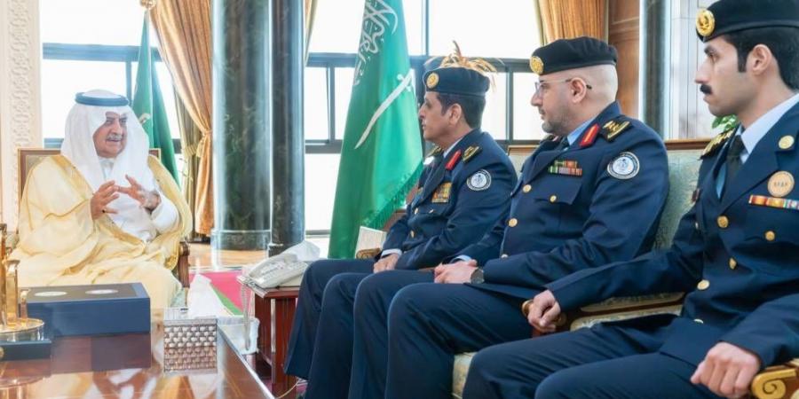 أمير تبوك يستقبل قائد القوات الخاصة للأمن والحماية