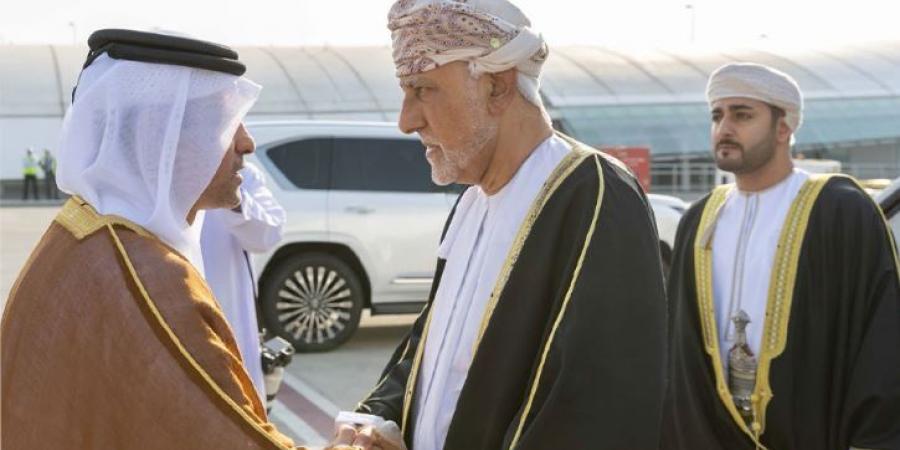 نائب رئيس الوزراء لشؤون الدفاع العماني يصل الدوحة لتقديم العزاء في فقيد الوطن الكبير