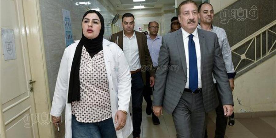 جولة مفاجئة لمحافظ بورسعيد داخل وحدة طب الأسرة بحي العرب (صور)