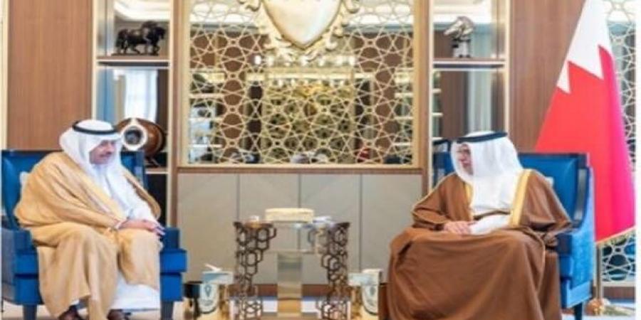 ولي
      عهد
      البحرين
      يبحث
      مع
      السفير
      السعودي
      تعزيز
      العلاقات
      الثنائية