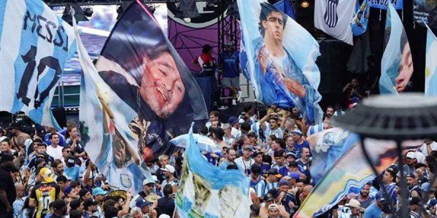 بصق
      ودهس،
      جماهير
      منتخب
      الأرجنتين
      تُهين
      علم
      إنجلترا
      في
      شوارع
      أمريكا