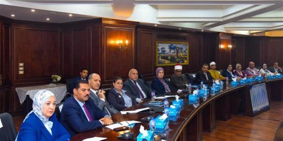 محافظ
      الإسكندرية
      يستقبل
      نائب
      وزير
      الصحة
      لمتابعة
      المؤشرات
      السكانية