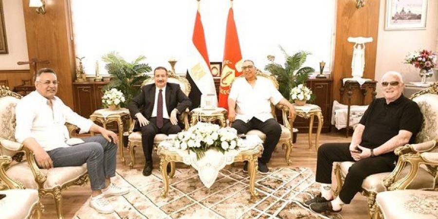 محافظ بورسعيد يلتقي نائبي رئيس النادي المصري لبحث دعم الفريق (صور)