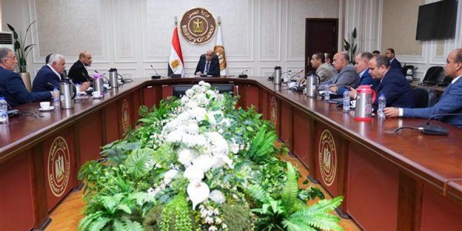 وزير
      العمل
      يبحث
      مع
      رابطة
      مصانع
      المحلة
      أبرز
      تحديات
      قطاع
      الغزل
      والنسيج
