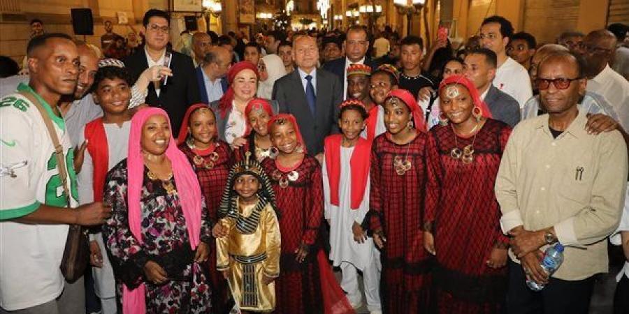 القوة
      الناعمة
      في
      وسط
      البلد،
      محافظ
      القاهرة
      يشهد
      احتفالية
      تكريم
      المشاركين
      في
      عروض
      "شارع
      الفن"
      (صور)