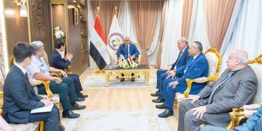وزير
      الإنتاج
      الحربي
      يبحث
      مع
      سفير
      كوريا
      الجنوبية
      سبل
      تعزيز
      التعاون
      المشترك
      في
      التصنيع