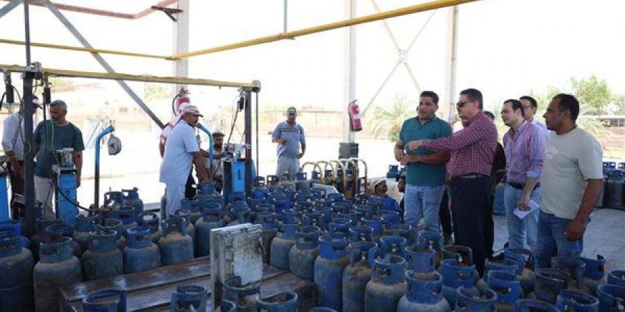 سكرتير
      عام
      الوادي
      الجديد
      يتفقد
      سير
      العمل
      بالمشروعات
      الإنتاجية
      والخدمية