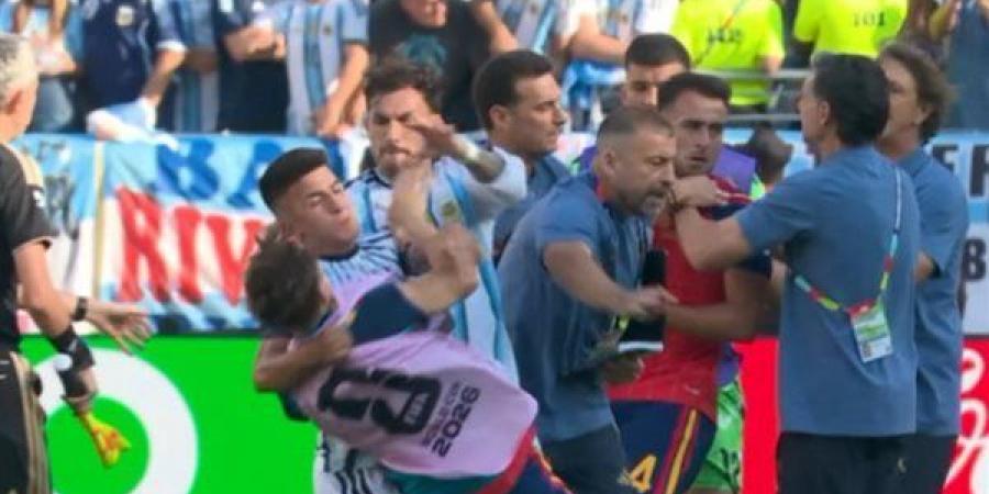 أول
      تحرك
      من
      "الفيفا"
      بعد
      فوضى
      نهائي
      المونديال
      بين
      الأرجنتين
      وإسبانيا