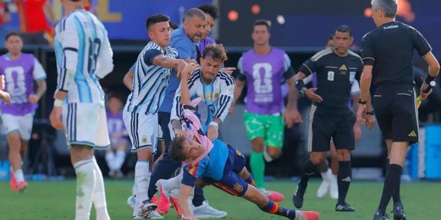 «فيفا»
      يفتح
      تحقيقًا
      في
      أحداث
      نهائي
      كأس
      العالم
      2026
      بين
      إسبانيا
      والأرجنتين