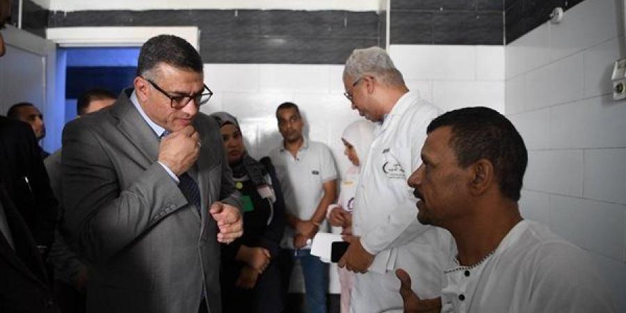 في
      جولة
      مفاجئة،
      محافظ
      قنا
      يطيح
      بقيادات
      في
      مستشفى
      قنا
      العام
      ويكلف
      مديرا
      جديدا