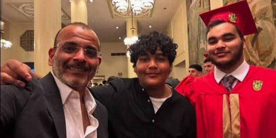 أيمن
      بهجت
      قمر
      يحتفل
      بانطلاقة
      نجله
      أدهم
      في
      التلحين
      عبر
      ألبوم
      عمرو
      دياب
      الجديد