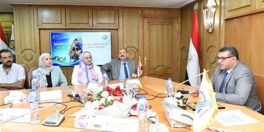 محافظ
      قنا
      يؤكد
      أهمية
      الشراكة
      مع
      المجتمع
      المدني
      لدعم
      جهود
      التنمية
      (صور)
