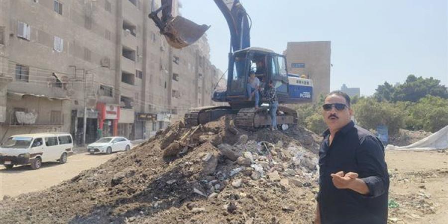 بعد
      استغاثة
      أهالي
      مساكن
      العبور،
      محافظ
      الدقهلية
      يستجيب
      ويوجه
      برفع
      480
      طنًا
      من
      المخلفات
      الصلبة