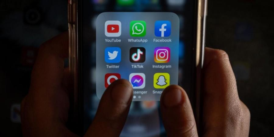 فرنسا تقر حظر وسائل التواصل الاجتماعي على الأطفال دون سن 15 عاما
