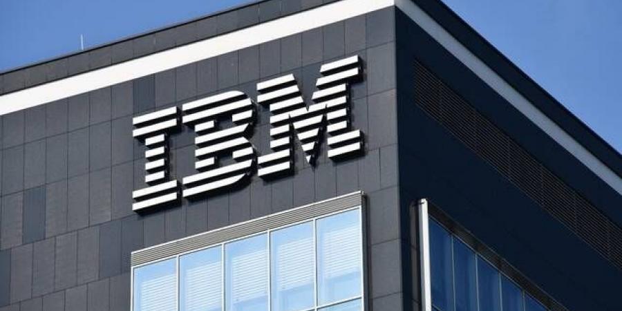 IBM تخفض توقعات 2026 وتسجل نتائج دون التقديرات
