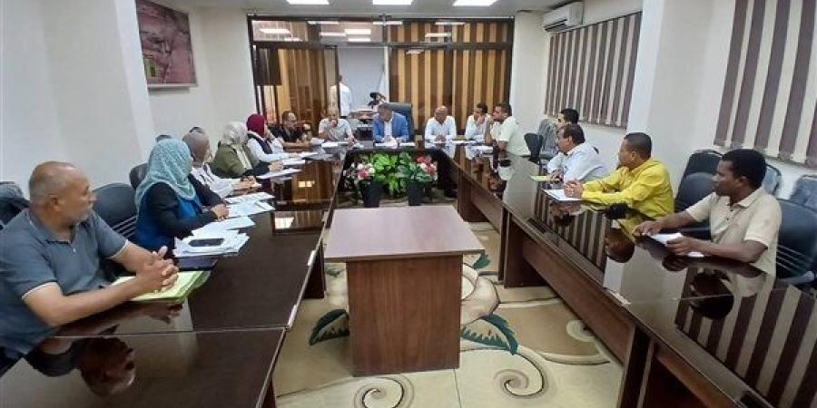 رئيس
      الخارجة
      بالوادي
      الجديد
      يناقش
      خطة
      التنمية
      ويشدد
      على
      سرعة
      تنفيذ
      المشروعات
      الخدمية