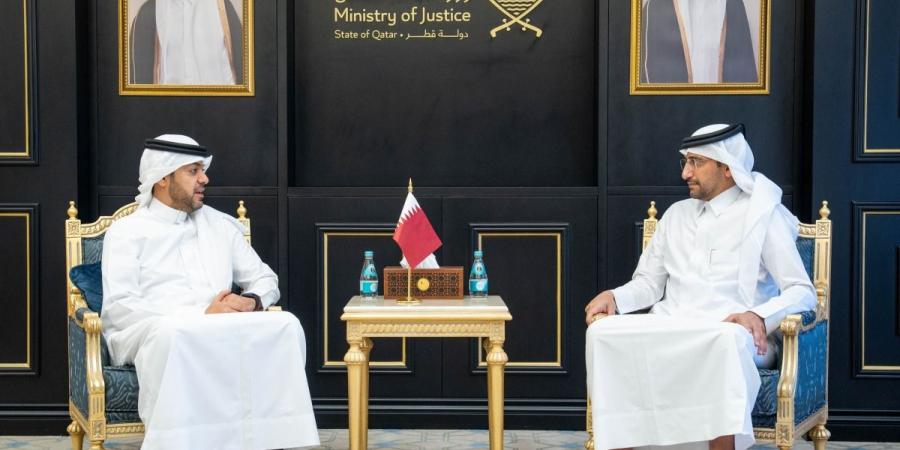 وزير العدل ووزير الدولة لشؤون مجلس الوزراء يجتمع مع السفير الكويتي