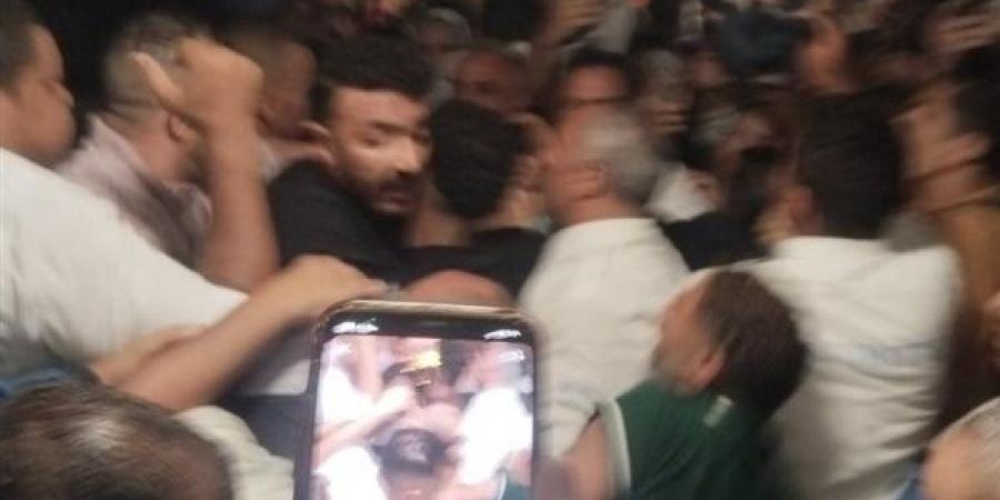 حالة
      من
      الفوضى
      في
      استقبال
      أحمد
      العوضي
      بإحدى
      سينمات
      "سان
      ستيفانو"
      بالإسكندرية
      (صور)