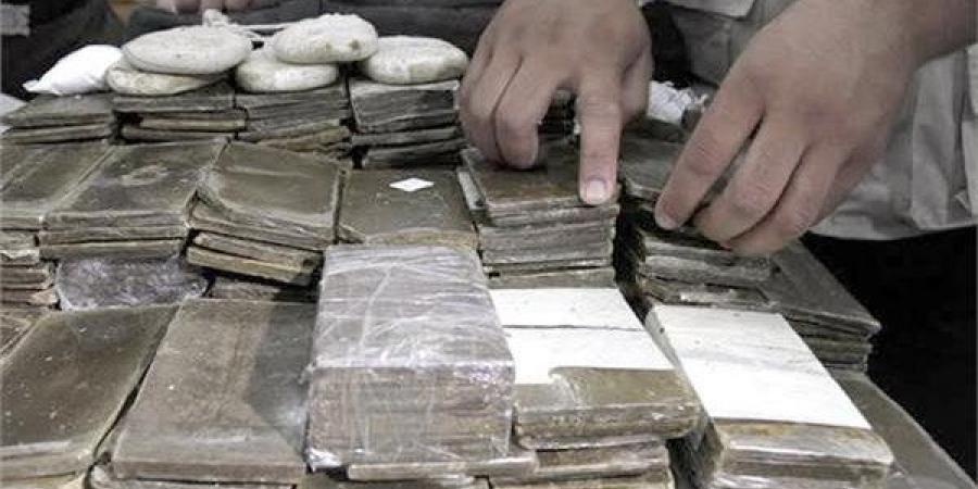 هرب
      مخدرات
      بـ
      250
      مليون
      وأعين
      الداخلية
      رصدته،
      كوافير
      الساحل
      الذي
      دمر
      عقول
      الشباب
      بصحبة
      امرأة