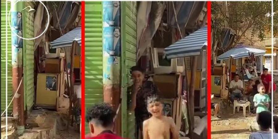 الساحل
      الشمالي
      في
      المحلة،
      دش
      حمام
      معلق
      على
      عمود
      إنارة
      وسط
      الشارع
      يثير
      الجدل
      والأمن
      يتحرك
      (صور)