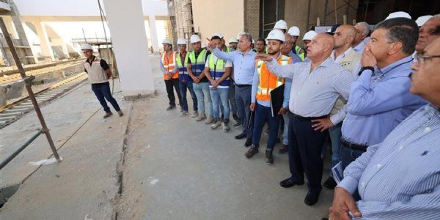 قناة
      سويس
      جديدة
      على
      قضبان،
      كامل
      الوزير
      يوجه
      بتسريع
      تنفيذ
      القطار
      الكهربائي
      السريع
      "السخنة
      -
      مطروح"