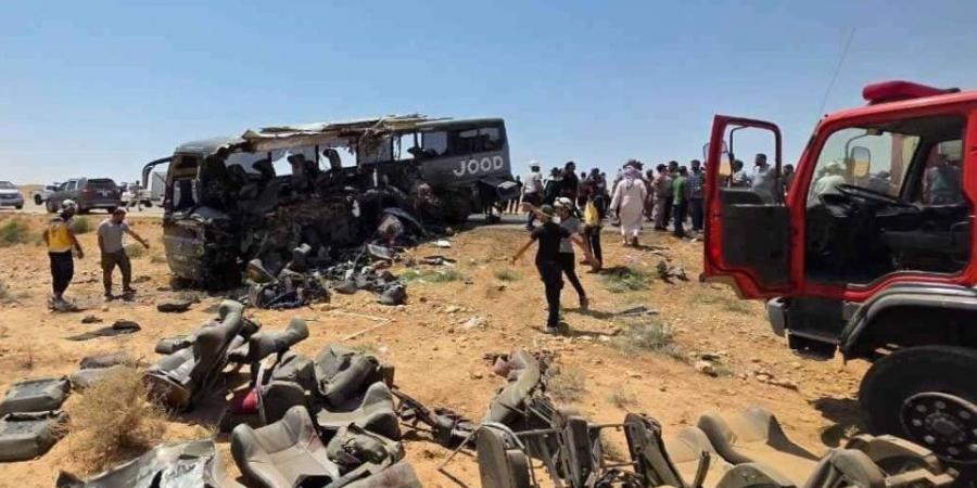سوريا.. مصرع 35 شخصًا وإصابة 30 آخرين في تصادم حافلتين