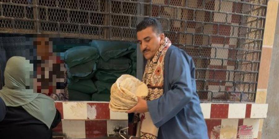 متنكرًا
      في
      جلباب
      وشال،
      مدير
      الرقابة
      التموينية
      يضبط
      مخالفات
      في
      مخابز
      كفر
      الدوار