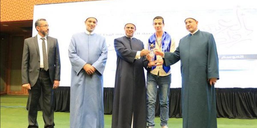 رئيس
      "منطقة
      الدقهلية"
      يهنئ
      يوسف
      محمود
      الثالث
      على
      الجمهورية
      في
      الثانوية
      الأزهرية