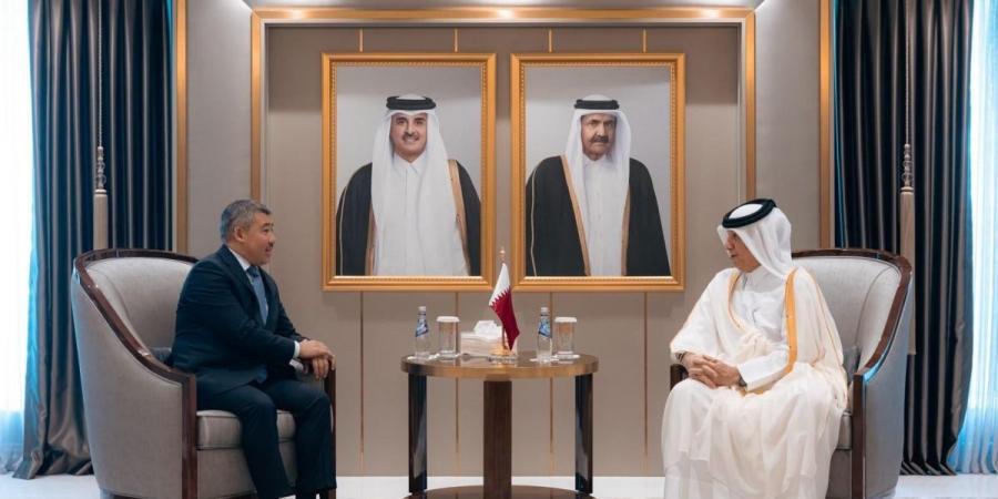 وزير الدولة للشؤون الخارجية يتسلم نسخة من أوراق اعتماد سفير كازاخستان