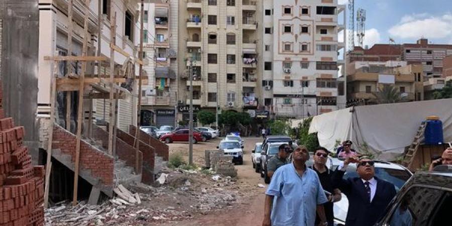 بعد
      سقوط
      جزء
      من
      عقار،
      محافظ
      الدقهلية
      يتفقد
      شوارع
      طلخا
      ويوجه
      بإزالة
      التجاوزات
      (صور)