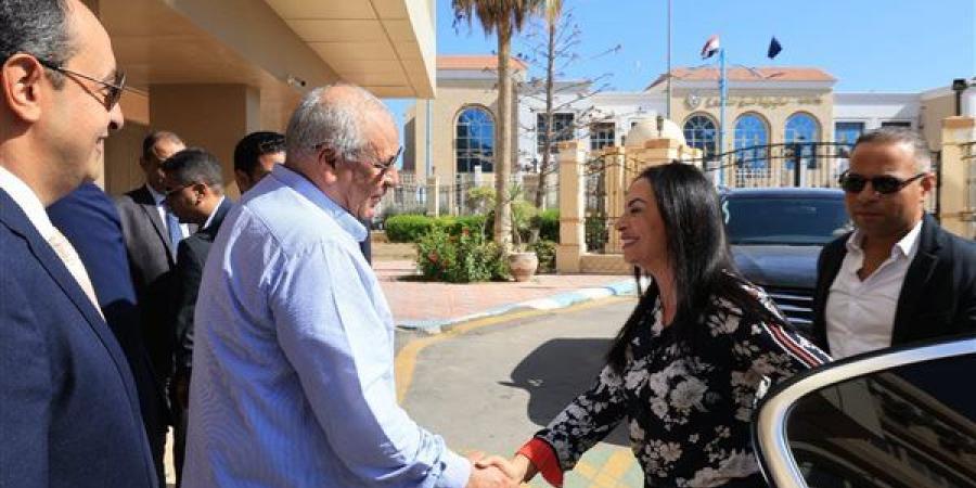 وزيرة التضامن تبدأ جولتها بمطروح باجتماع مع المحافظ، وتزور مركز "العزيمة" لعلاج مرضى الإدمان