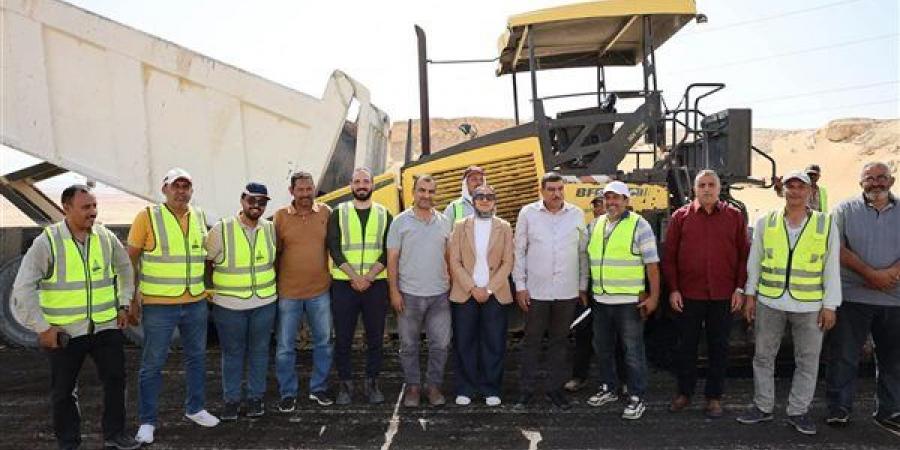 بتكلفة
      350
      مليون
      جنيه،
      محافظ
      الوادي
      الجديد
      تتابع
      أعمال
      ازدواج
      وتطوير
      طريق
      "الخارجة
      -
      أسيوط"