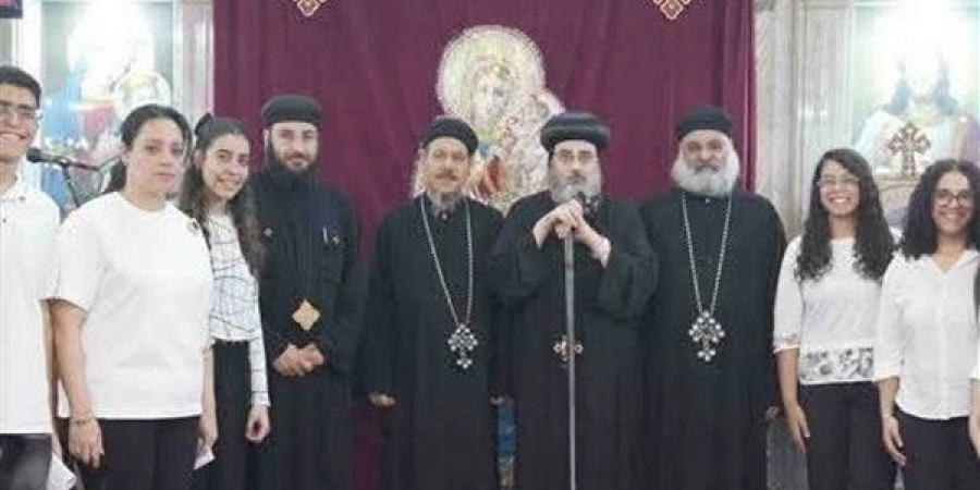 الأنبا
      فيلوباتير
      يكرم
      خدام
      وأبناء
      كنائس
      أبو
      قرقاص
      خلال
      الاجتماع
      العام